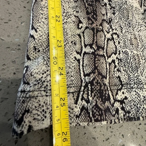 Joseph Ribkoff Snake Print Leggings - Gray - Picture 5 of 8